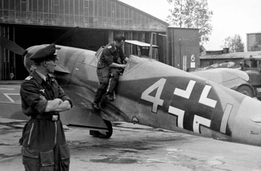 Обер-фельдфебель фон Боремски из эскадрильи 9/JG 3 сидит на борту кабины своего Bf 109F-4 на аэродроме Чугуев